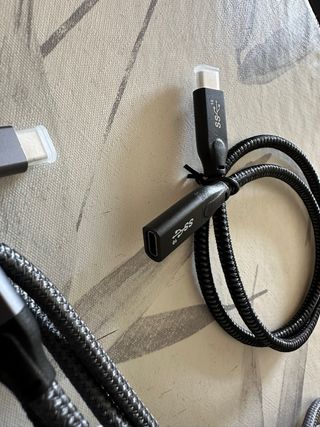 Surtido de adaptadores y cables USB y ethernet