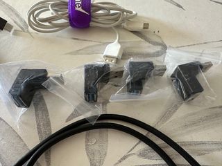 Surtido de adaptadores y cables USB y ethernet