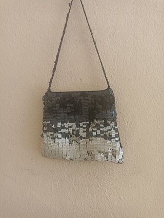 Bolso de fiesta con lentejuelas.