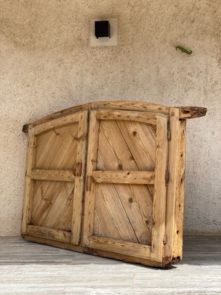 Ventana antigua con reja y puertas