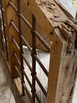 Ventana antigua con reja y puertas