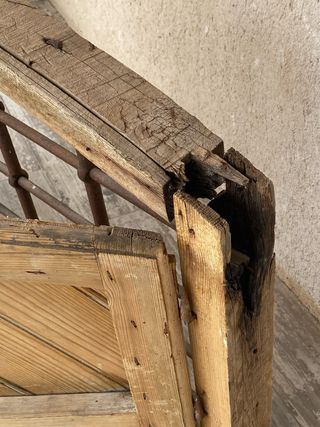 Ventana antigua con reja y puertas