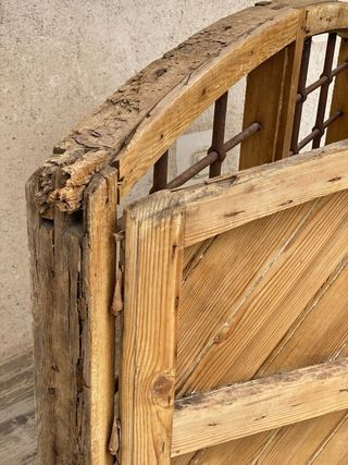 Ventana antigua con reja y puertas