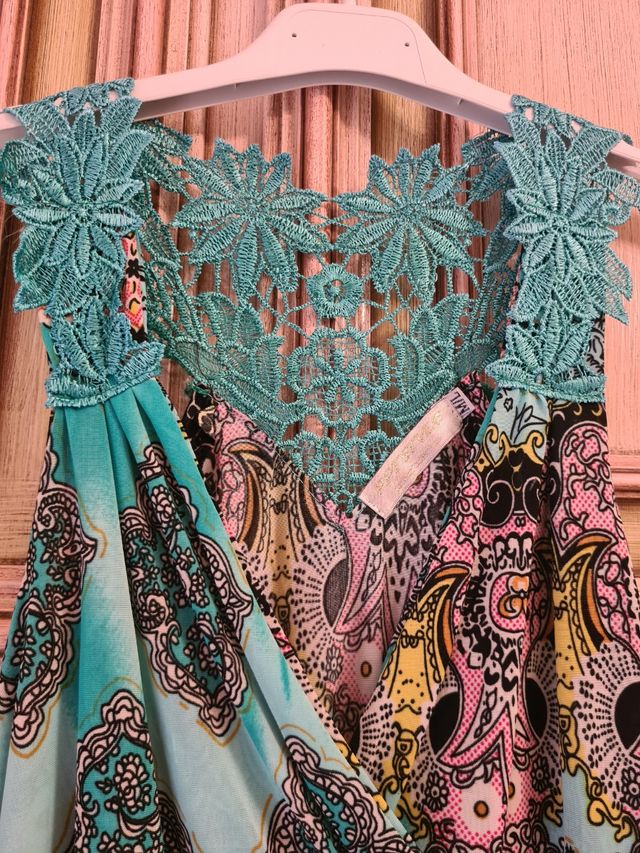 Bellissimo abito stampato e trina