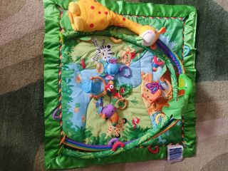 Alfombra bebe. Gimnasio musical animales selva be