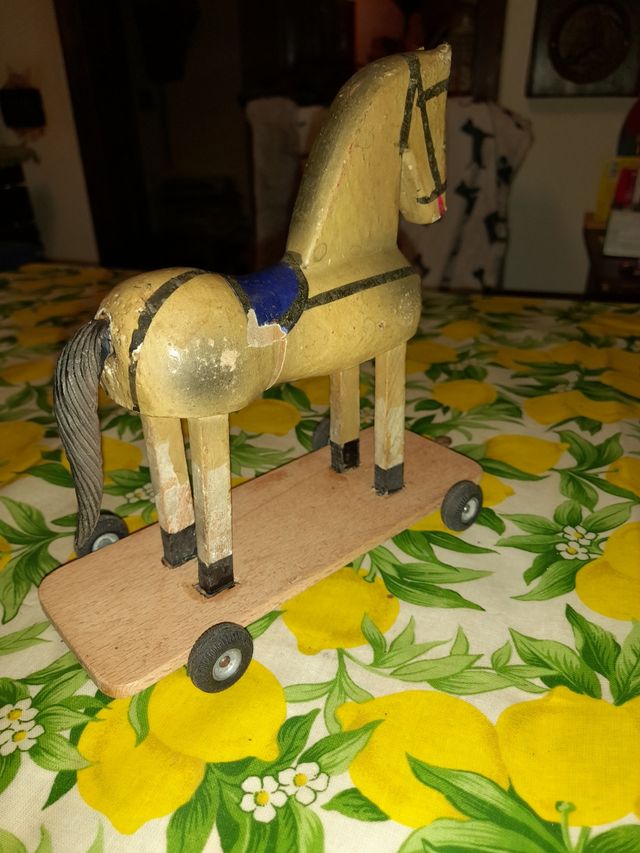 Cavallo antico in legno