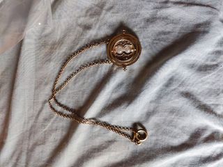 Collar con reloj de arena