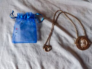 Collar con reloj de arena