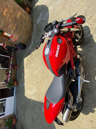 Ducati Monster 696