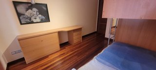 Habitación juvenil con literas y escritorio.