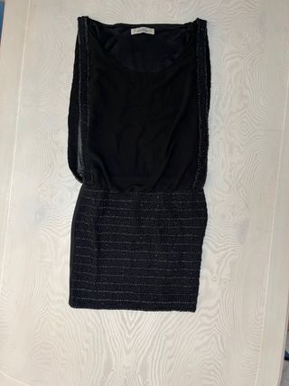 Vestido negro con falda de pedrería