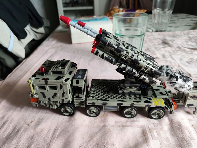 Camión lanzamisiles con remolque