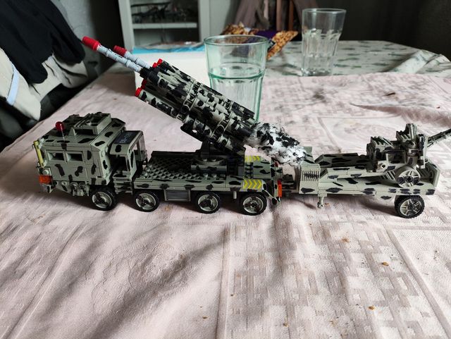 Camión lanzamisiles con remolque