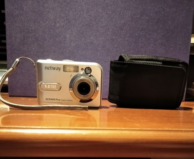 Cámara de fotos digital Netway con funda