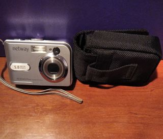 Cámara de fotos digital Netway con funda