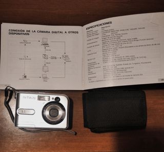 Cámara de fotos digital Netway con funda