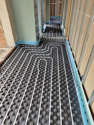 aerotermia con suelo radiante y fancoil