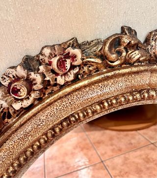 ESPEJO REDONDO ANTIGUO CON TALLA FLORAL.