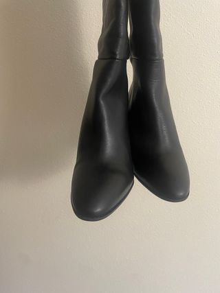 Botas altas de piel mosqueteras