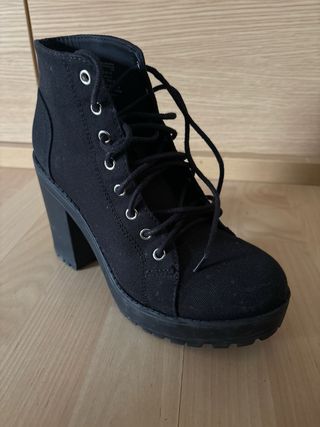 Botines negros cordones