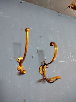 ÚLTIMO PRECIO Perchero de pared de bronce años 60-