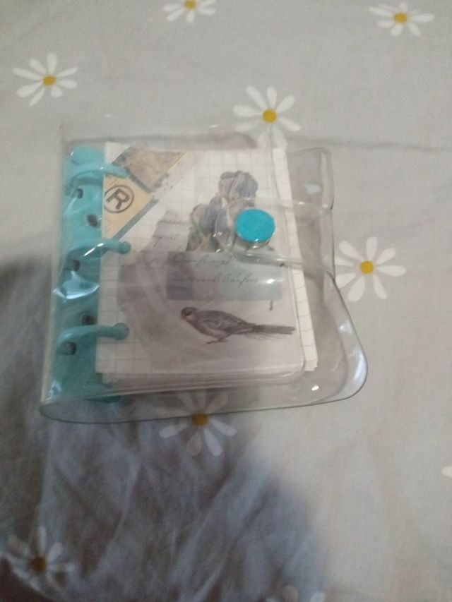 Mini archivador con pegatinas y papeles