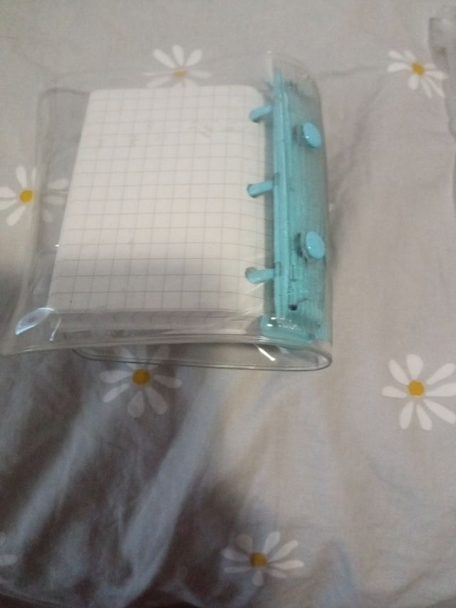 Mini archivador con pegatinas y papeles