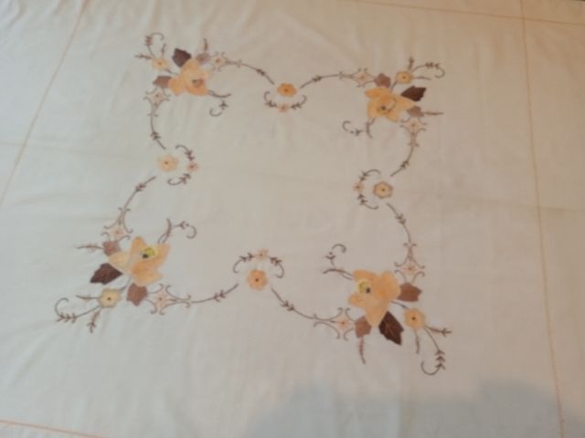 Mantelería bordada a mano nueva