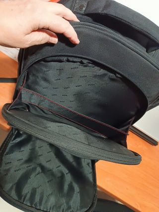 Mochila negra impermeable.