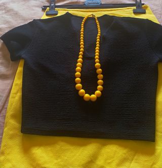  Falda recta  amarilla con top y collar 