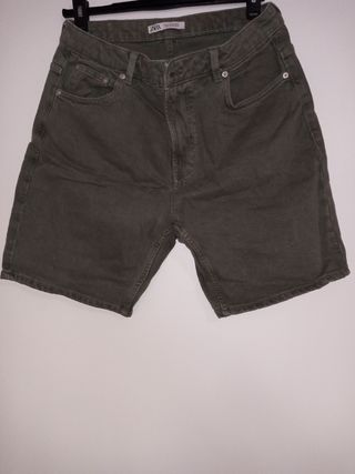 Pantalon corto de hombre de ZARA
