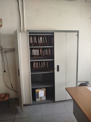 Armario archivador metálico con llave retro