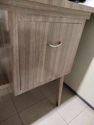 Mesa cajonera de fórmica madera