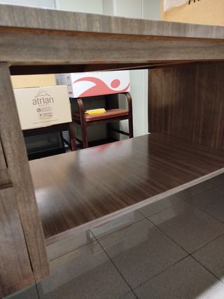 Mesa cajonera de fórmica madera
