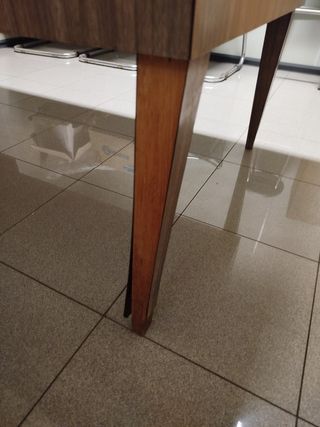 Mesa cajonera de fórmica madera