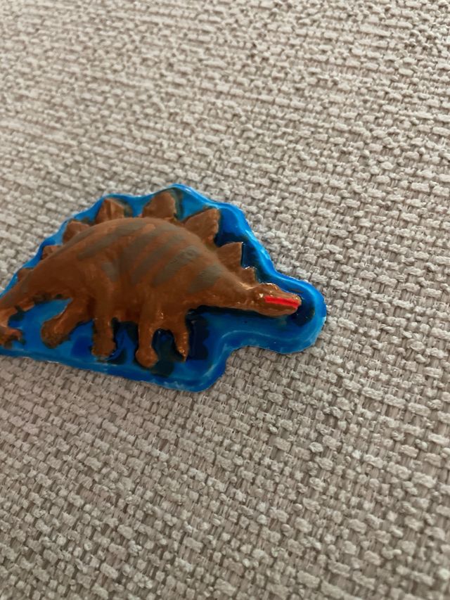 Dinosaurio pintado a mano