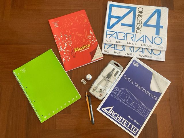 Set materiale scuola 10 pezzi di marca nuovi