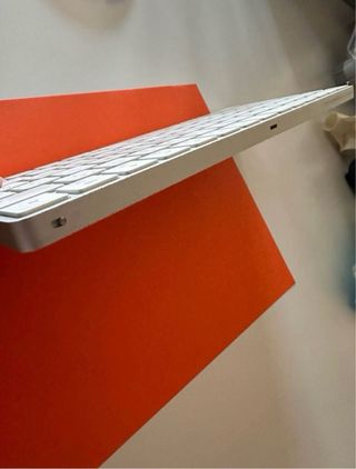 Teclado y ratón apple con su caja