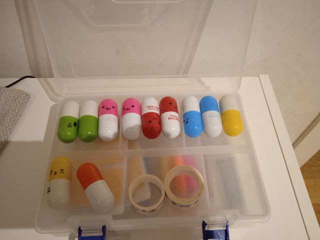 Maletín de bolis, subrayadores y post-it