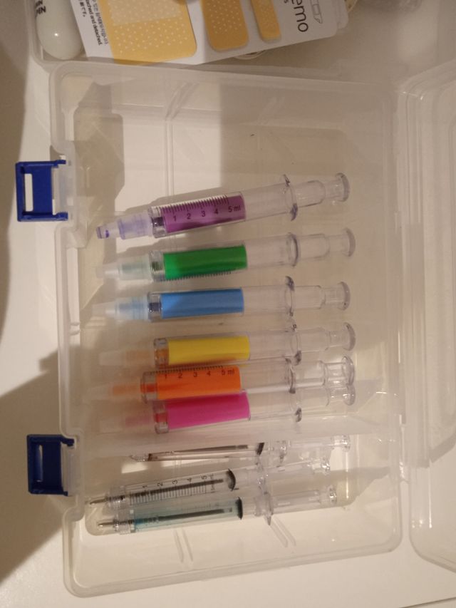 Maletín de bolis, subrayadores y post-it