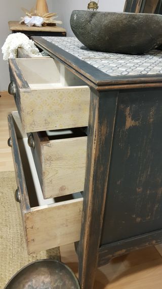 Mueble baño vintage con espejo. Cómoda