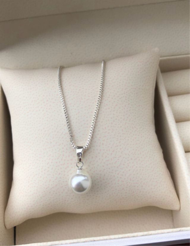 Cadena con colgante de perla blanca
