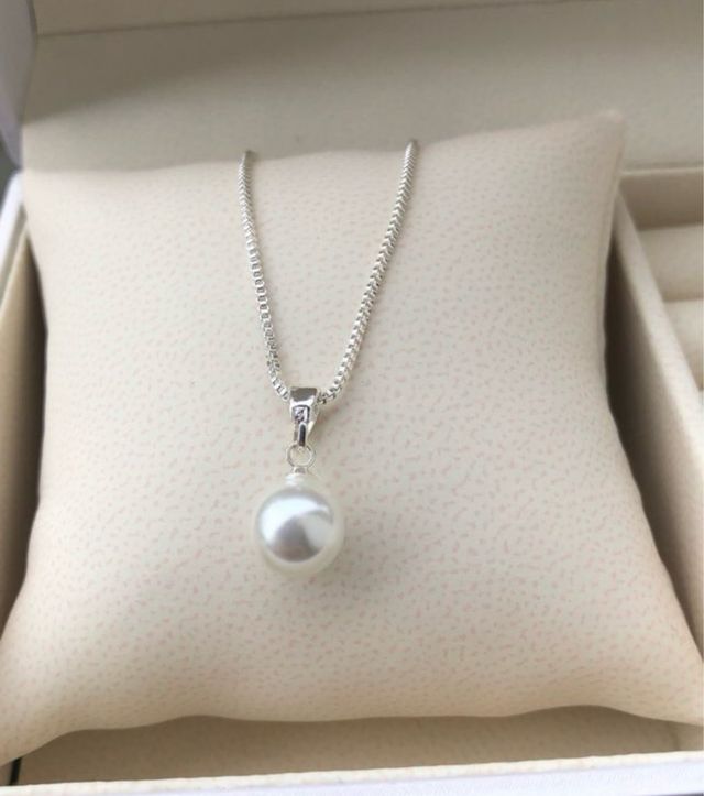Cadena con colgante de perla blanca
