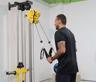 Máquina poleas gimnasio