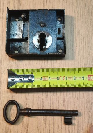 Cerradura con llave antigua