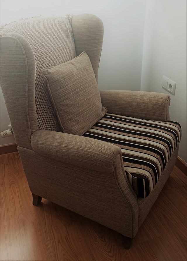 Sillón beige y marrón