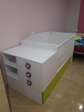 Cuna convertible en cama y escritorio