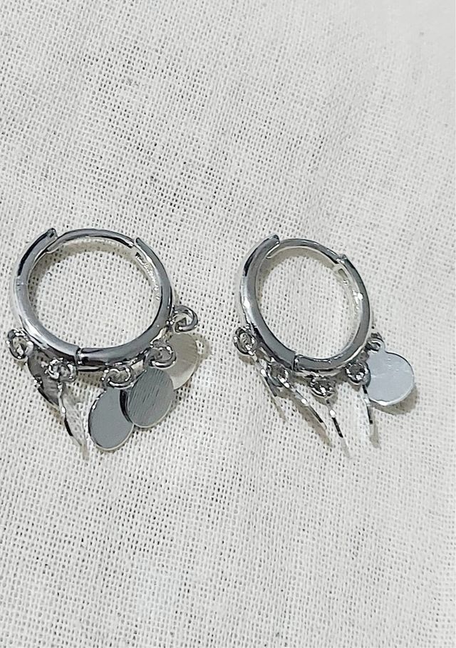 Pendientes con plaquitas colgantes