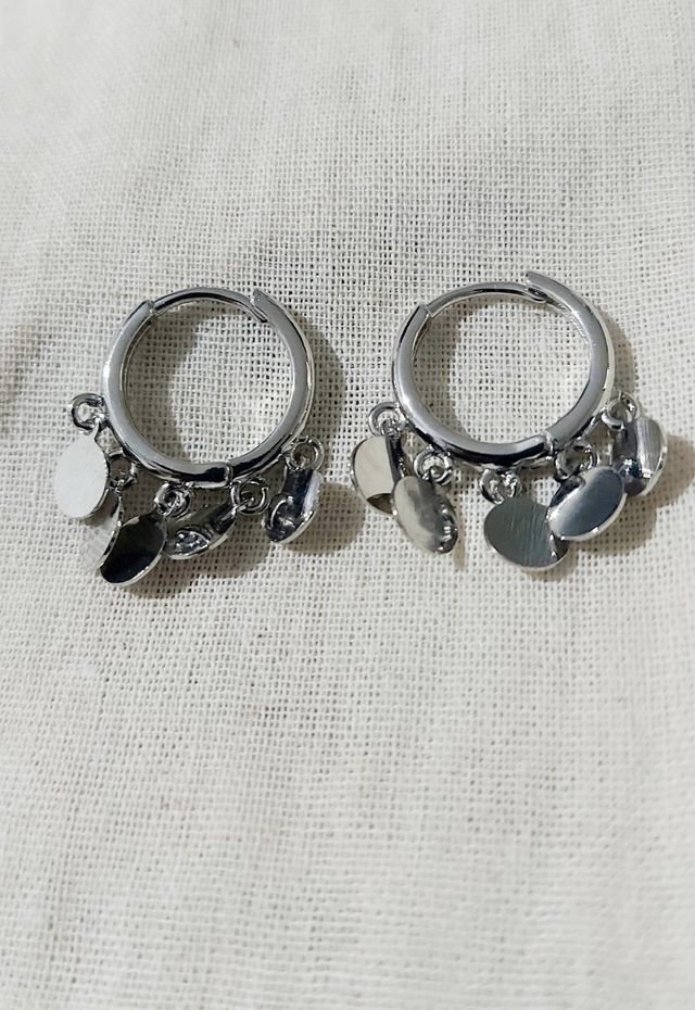 Pendientes con plaquitas colgantes