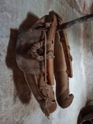 YUGO ANTIGUO DE PIEL Y MADERA